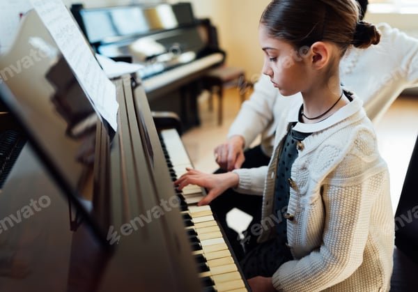 Explorez vos talents avec des cours de piano adaptés à vous !